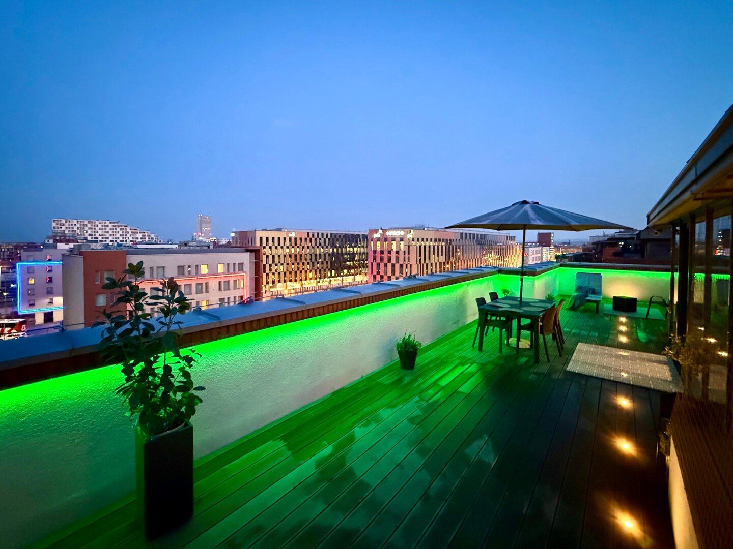 Spacious Penthouse with 2 bedrooms, a huge terrace, and parking in the Angel City Complex 71m&sup2;